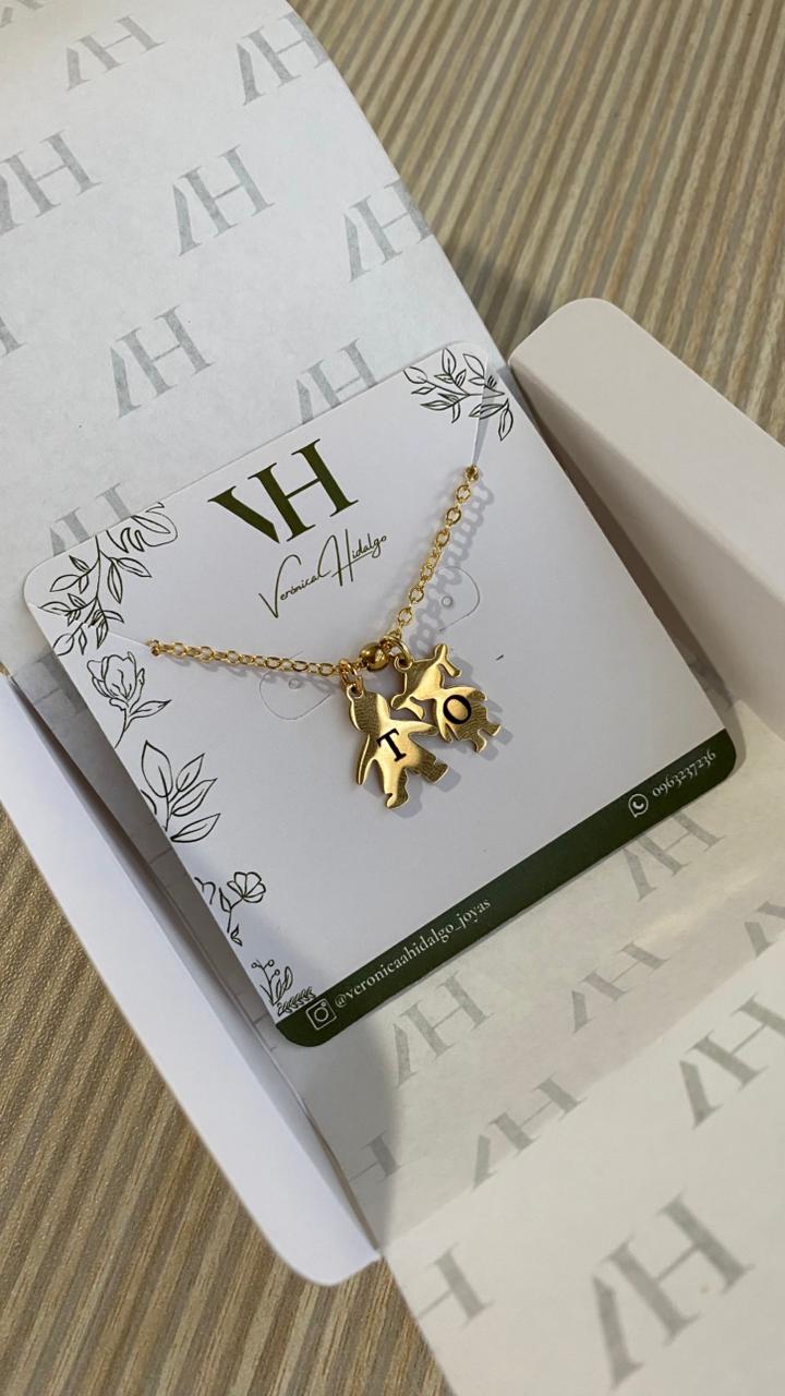 Cadena de inicial con dije de niños